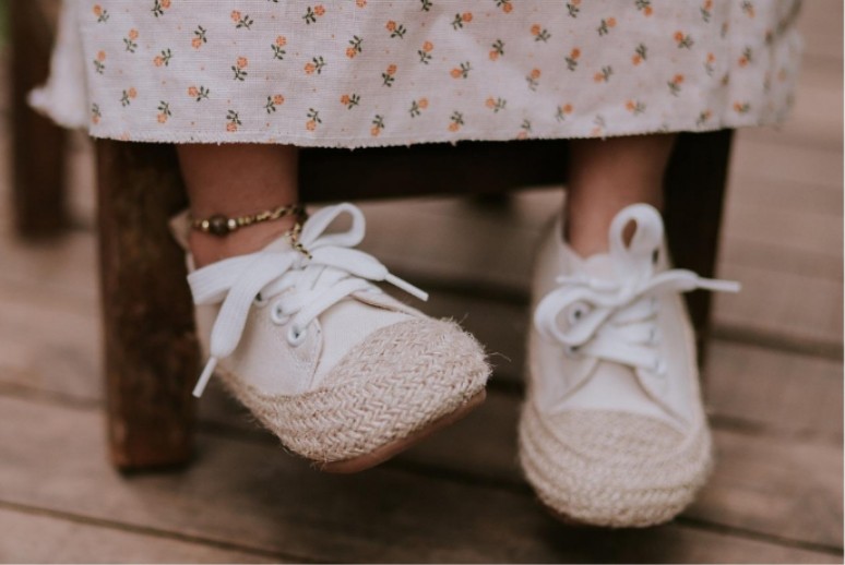 At What Age Should Children Start Wearing Shoes?